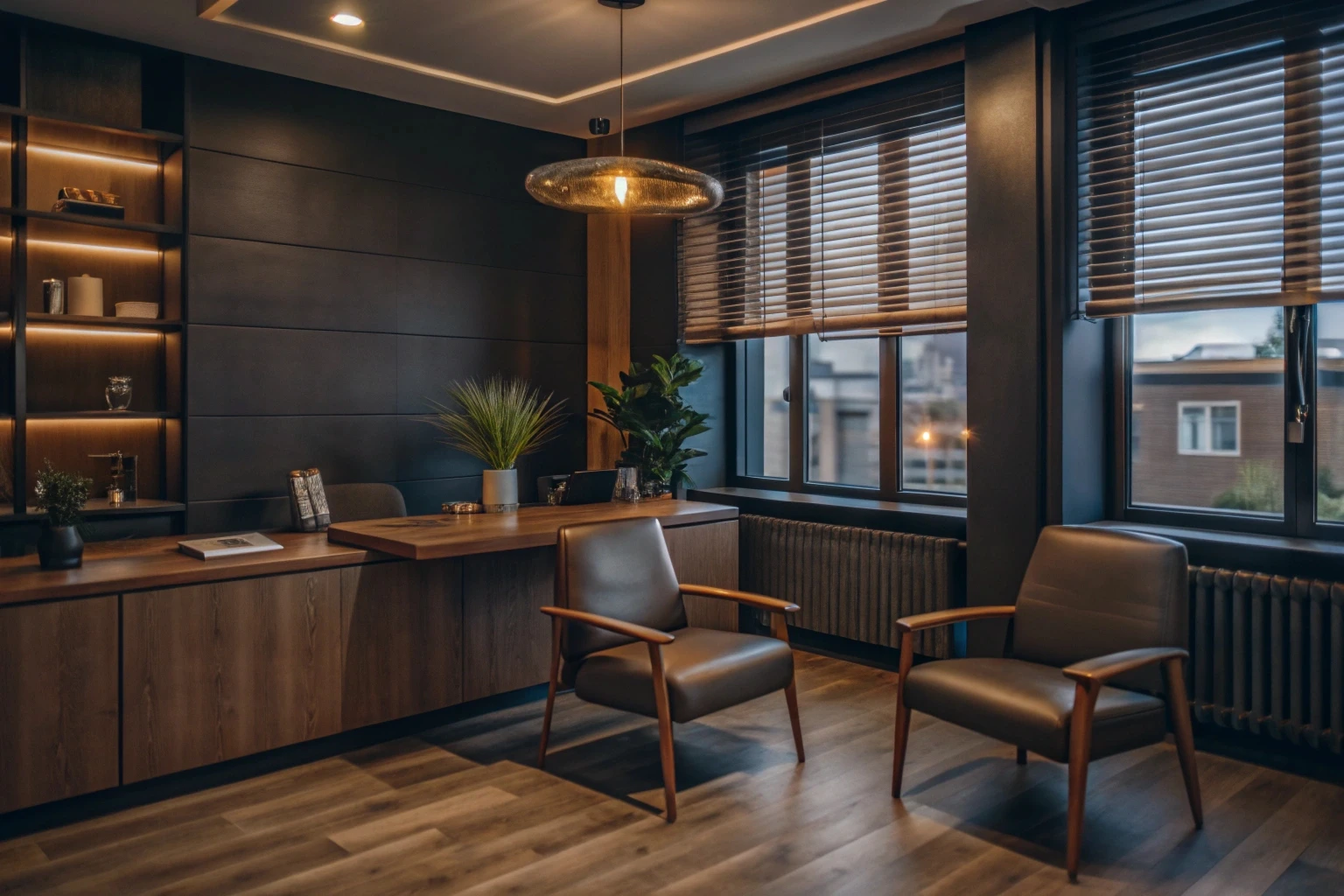 Consultório com mesa de atendimento e luz natural